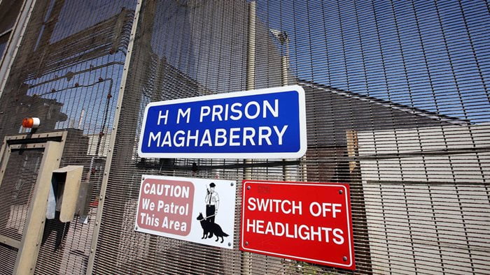 Republican inmates challenge Prison Service on warders’ ID